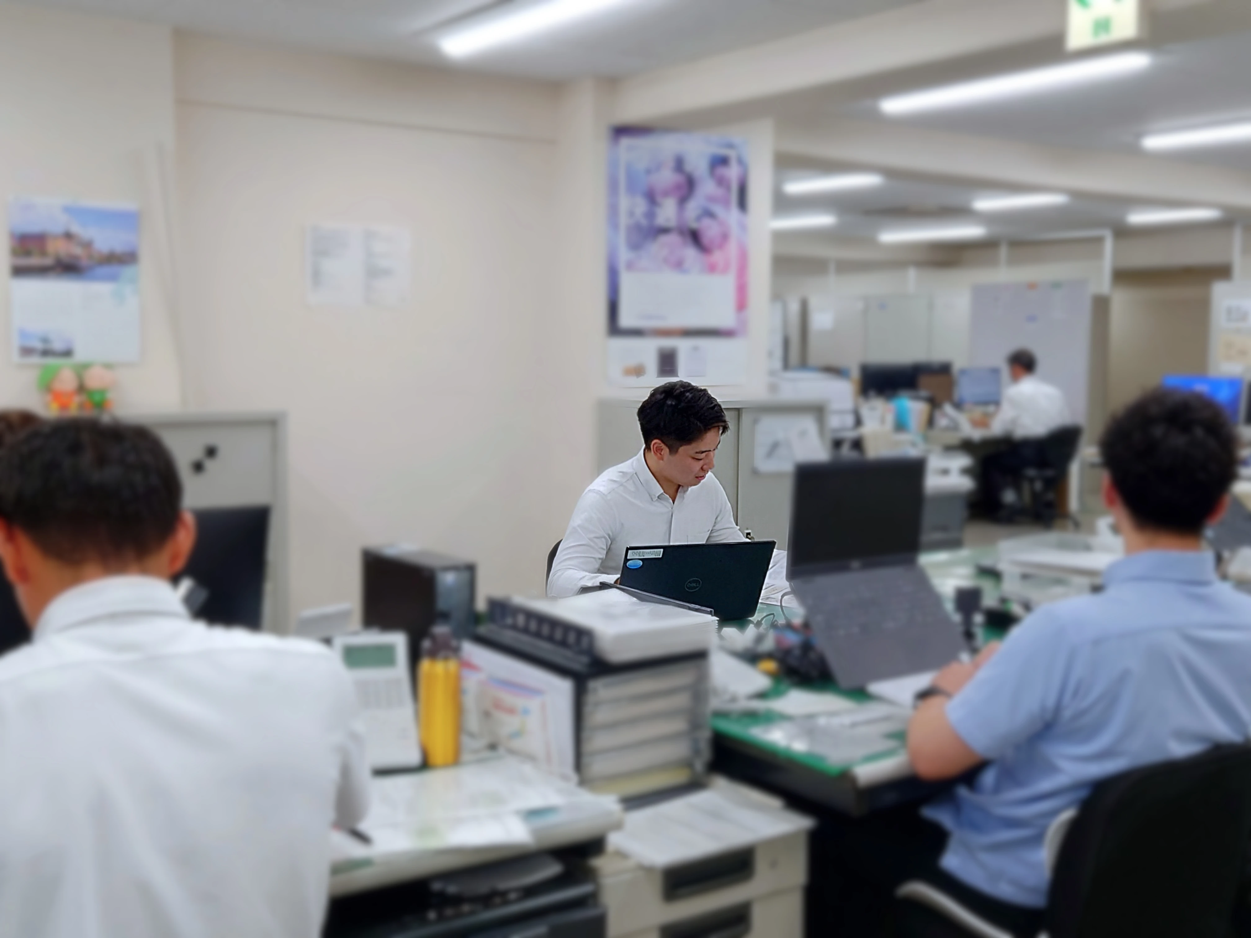 営業所で働く佐藤さん